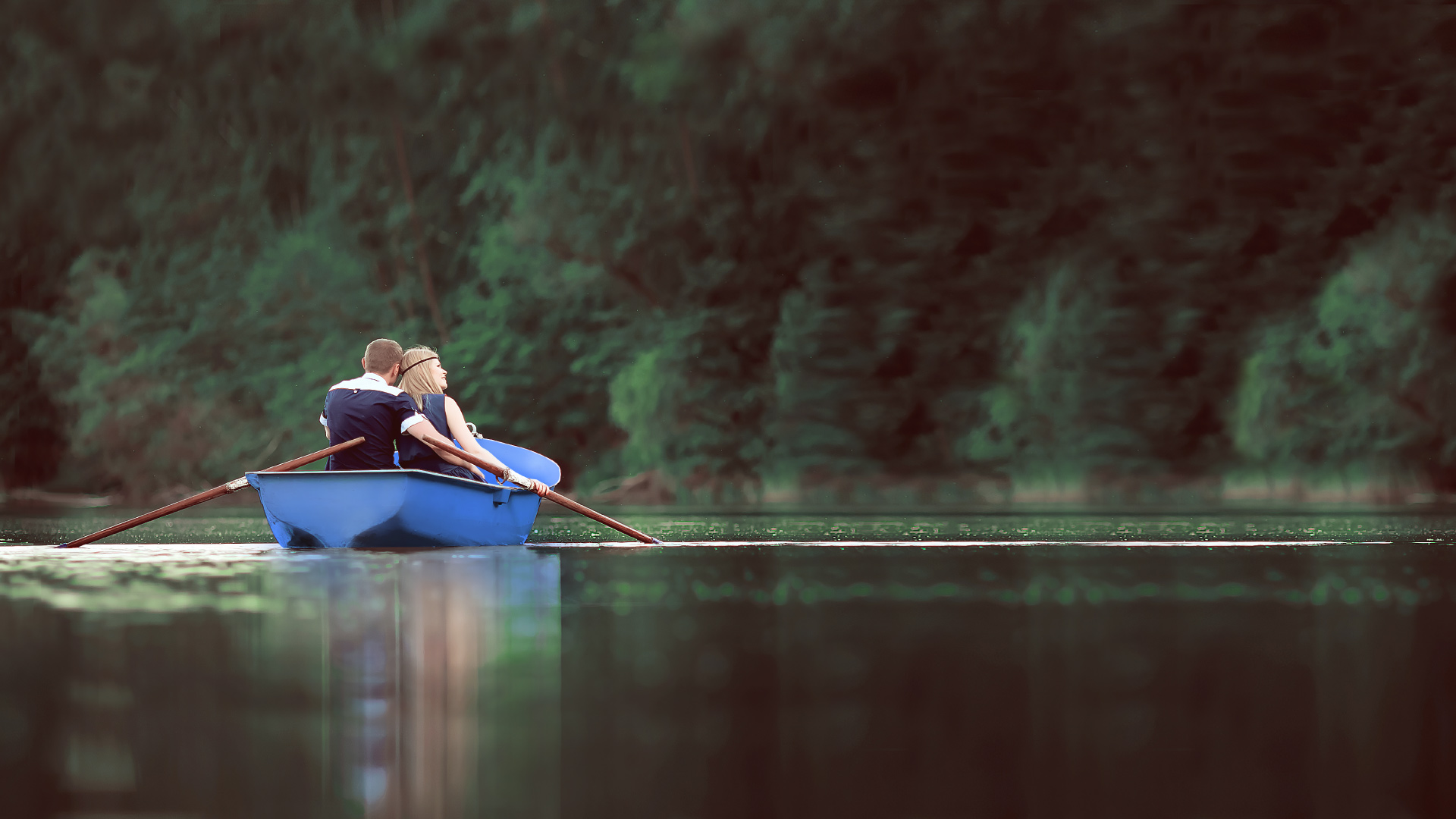 Туристы плыли по озеру на лодке. Человек в лодке. Фотосессия в лодке. Прогулка на лодке. Девушка на байдарке.